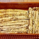 鮒兼 - 白焼特上にはピンク岩塩と卸したての山葵がついているんですが、鰻のタレも用意されていてちょっと味変に使えるのが嬉しい
