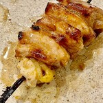 焼鳥 せきね - 薬研軟骨は周囲の肉と一緒に焼いて味わいを高めています