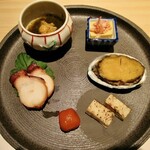 Akasaka Sushi Tempura Gion Iwai - 前菜:雲丹のもずく酢、トマトのワイン蒸し、トコブシ、タコの柔らか煮、蟹の玉子豆腐、マグロの焼き物。