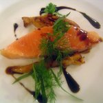 サルキッチン - ﾀｽﾏﾆｱｻｰﾓﾝの瞬間燻製とｼﾞﾛｰﾙ茸のｿﾃｰ、ﾊﾞﾙｻﾐｺｿｰｽ