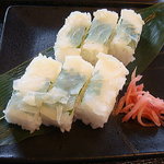 二葉 - 鯛の押し寿司　大葉が挟んであります