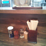 燦燦斗 - Ｌ字のカウンター席のみの構成。細挽き白コショウ、一味、酢が置いてあった。