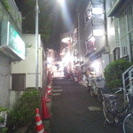 燦燦斗 - 東十条駅北口に通じる小道。改札から徒歩２分以内