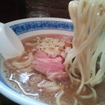 ガツンと煮干しの華やか且つ晴れやかな旨味が響き、実に躍動感ある食べ心地