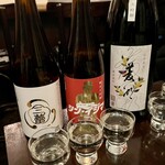 Enji - 峰乃白梅の別三種飲み比べ。　左から下剋上シリーズの三蕾、純米大吟醸シン・イジマ、純米大吟醸　菱湖