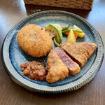 バルバルキッチンアメリ - ランチ：牛カツ＆ビーフポテトコロッケ(¥1,480) メイン
      ビフカツは分厚くて豪華だが、僕には噛みごたえがあり過ぎてちょっとしんどかった。味は良いのだが…。