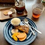 バルバルキッチンアメリ - さつまいものタルト バニラアイスのせ(¥580)
      アイスコーヒーS(¥380) セット割引-¥50 計¥910
      非常に美味しかったが、値高感は否めない。
      この近辺の相場では¥700ぐらいが妥当か？