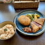バルバルキッチンアメリ - ランチ：牛カツ＆ビーフポテトコロッケ(¥1,480)
      ビーフポテトコロッケは出色の出来栄え。
      これは常にメニューにいてほしい逸品だった。