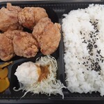 中津からあげ 渓 - 料理写真:買ってきたのは「からあげ弁当並盛(もも肉)」の肉増しでお値段は７００円。基本は４個入で６００円です。なお「むね肉」だと基本が４個入５００円、肉増しで６００円です。※2023.12.7現在