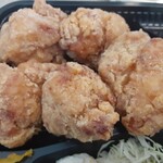 Nakatsu Karaage Kei - 数店舗とはいえチェーン展開されていらっしゃるこちらだけに一つ一つのサイズはほとんど同じ。中身の写真はありませんが、肉にはしっかり味が染みていてかじると肉汁がじわっと！これなら多少冷えても味は大丈夫か？