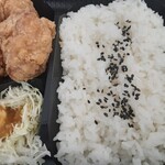 Nakatsu Karaage Kei - ご飯は並盛。５０円足すと大盛にできます。４個じゃご飯が余るのではと正直思っていたのですが、そんなことはなかったです....