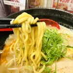 じゃぐら - 麺は太麺のチヂレ麺【三河屋製麺】。スープが絡まって美味しい。