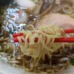 与志富 - 硬めな細縮れ麺