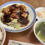 天龍菜館 - サービスランチメニューの黒酢の酢豚（500円）定食。このほかに杏仁豆腐が付く。