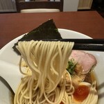 酒肴場 屯 - ツルパツ細ストレート麺の食感も抜群