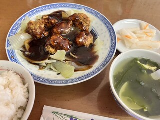 Tenryuu Saikan - サービスランチメニューの黒酢の酢豚（500円）定食。このほかに杏仁豆腐が付く。