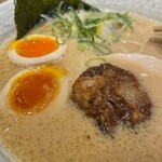 らーめん 会 - お肉がホロっとしてて、圧力鍋で炊いた様な感じ。