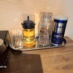 彩華 - 左下の手作りラー油も美味しい