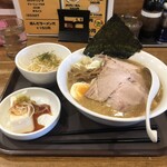 メガらーめん - チャーシュー麺(ロース・太麺)+らーめんセット