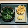 はなまるうどん - わかめうどん（小） ¥360 ＋ 4種野菜のかき揚げ ¥150 ＋ とり天 ¥160