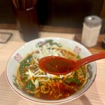 拉麺大公 - 脂の膜がかかった醤油スープ