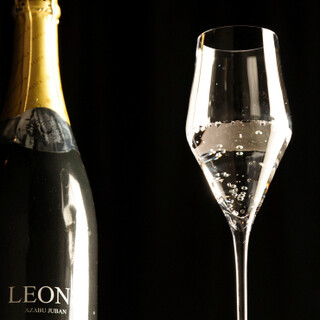 香槟和葡萄酒种类丰富。也准备了20种无限量畅饮菜单