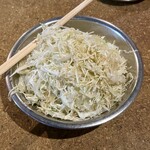 ヤキニク ホルモン どうげん - お通しのキャベツ