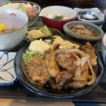 むさしや - 豚肉と鶏肉の生姜焼き