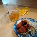 カツ政 - 串カツでビール半分いっちゃいました(笑)　熱々の串カツを噛みながら流し込むビールの旨さは格別でしたよ本当に(笑)