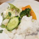 キッチン ブルー グローブ - めかじきポワレは無くなり、お新香とご飯、サラダ、備え付け野菜で、食べきります