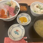 目利きの銀次 - 海鮮5種丼（1400円）