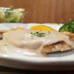 キッチン ブルー グローブ - 横からソースが溢れだしています