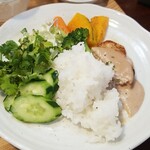 キッチン ブルー グローブ - ２度目のご飯、サラダ、お新香、パクチーを乗せます