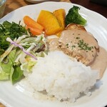 キッチン ブルー グローブ - サラダ、ご飯、持参のパクチーを乗せます