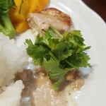 キッチン ブルー グローブ - 再びパクチー乗せ