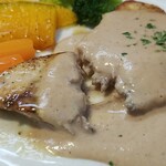 キッチン ブルー グローブ - めかじきポワレの断面