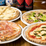 ピッツェリアバール アリエッタ - マルゲリータ、生ハムと3種キノコのピッツァ、自家製サルシッチャとブロッコリーのピッツァ、クアトロフォルマッジォ(4種のチーズのピッツァ ハチミツ添え)