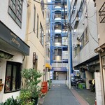 ムラタヤ珈琲店 - 突き当たりを左折　本郷通りへ