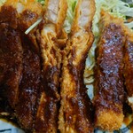 Tonkatsu Kanta - ◯みそかつ
                      ガッツリと他店の普通なとんかつ定食の量もあり
                      肉質は普通な味わいで衣はカリッと揚げられている
                      
                      使ってる油も古くはないねえ
                      
                      甘味が少なめで赤味噌の風味豊かな赤味噌ダレ