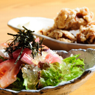 使用时令食材的菜肴！冲绳直送的Shikuwasa和海葡萄◎