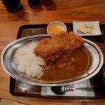 つるかめ食堂 - 通常の"カツカレー定食"は1,050円。