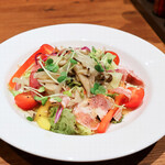 ジョリーパスタ 高松レインボーロード店 - 冷製きのこマリネとポークパストラミのサラダ