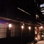 はん亭 - 夜の外観は渋い・・・