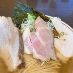 つけ麺 弥七 - 3種類の厚いチャーシュー