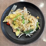 タイ料理ジャンピー - ハーフ&ハーフ（パッキーマオ）　990円（税込）