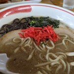 光☆MENJI - ここで紅生姜を入れて豚骨スープを味わいます。ホント合うよね紅生姜。