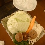 博多水炊きと地鶏串えんま - 野菜を投入！