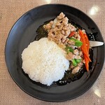 タイ料理ジャンピー - ハーフ&ハーフ（ガパオライス）　990円（税込）