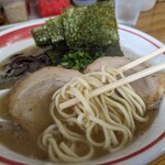 光☆MENJI - 中太麺！第一印象はコレもありかな~？と思いましたが、矢張り…、やっぱちょっとやっちゃったみたい。やっぱわたしは「豚骨ラーメンは細麺派」でした。