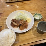 Kushiyaki To Tedukuri Ryouri Torattoriya Eru Bisu - 鳥の何とか焼きをいただきました。こう見えてかなりの量があります。スープも美味しくて(溢れてますがw)美味しく頂きました。